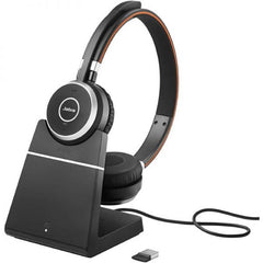 Fones de ouvido estéreo UC Jabra Evolve 65 SE com microfone Bluetooth + suporte para carregamento USB-A - Cancelamento de ruído - Duração da bateria até 12 horas - Faixa de cabeça ajustável - Controles no fone de ouvido - Cor preta